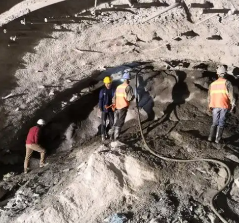 翰林镇拱顶带模注浆料的施工流程及注意事项